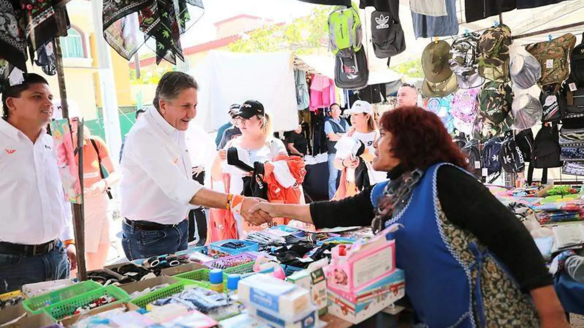 Frangie visita tianguis de Zapopan